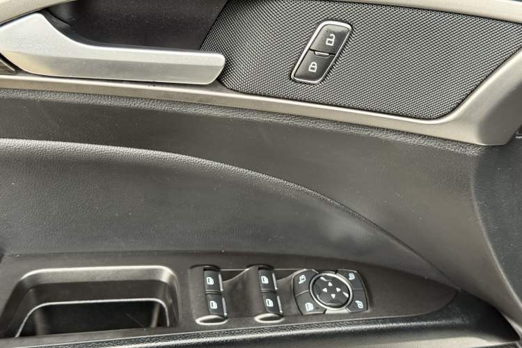 Used Ford Mondeo New Energy 2018 2.0 PHEV Smart-Controlled Fashion Edition China VI Standard Interior 6