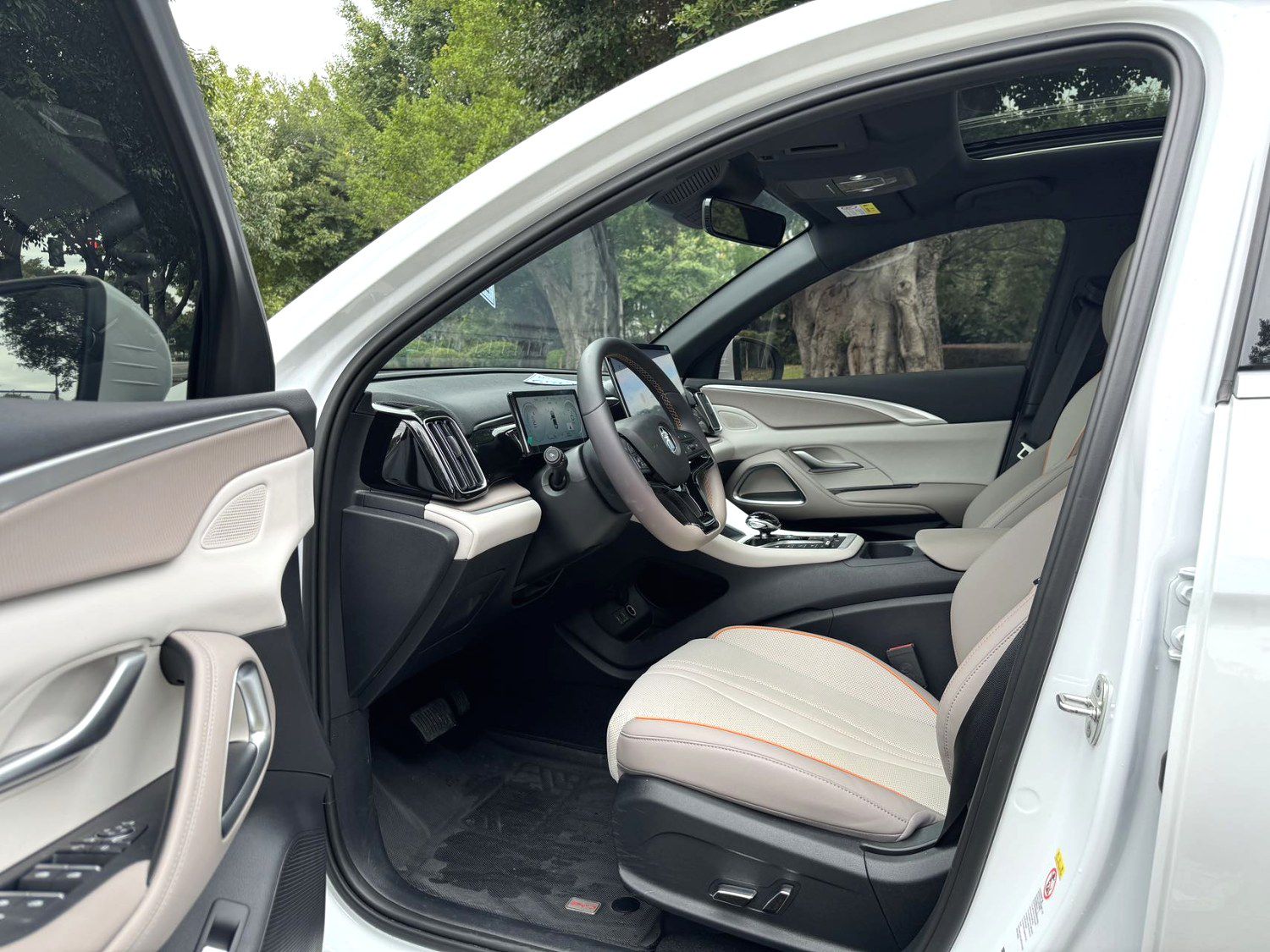 Переднее сиденье в автомобиле