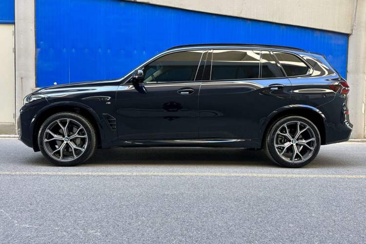 Used BMW X5 2025 Model, xDrive 30Li Prestige M Sport Night Package Exterior 1
