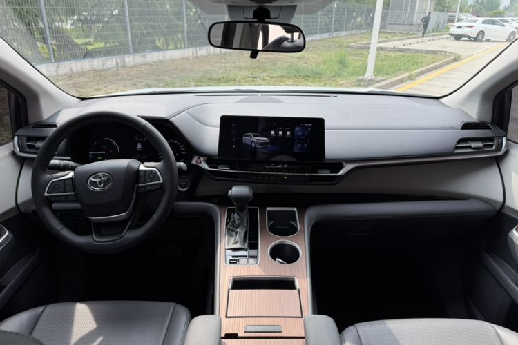 Used Toyota SIENNA 2024 2.5L Hybrid Comfort Edition
