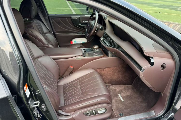 Used Lexus LS 2020 500h Luxury Edition China VI Standard
