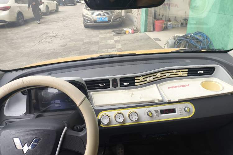 Used Wuling Hongguang MINIEV 2021 Macaron Fashion Model Lithium Iron Phosphate Interior 2