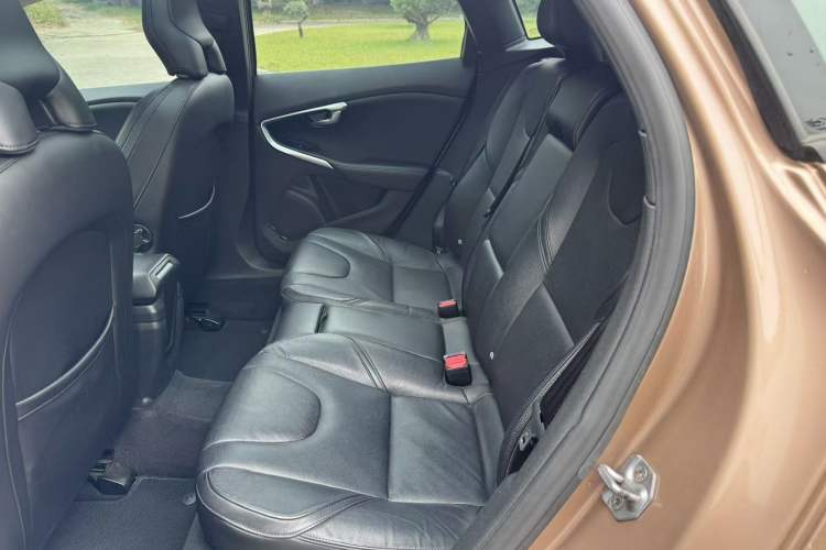 Used Volvo V40 2015 1.6T Zhiyi Edition