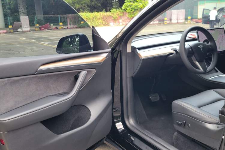 Used Tesla Model Y 2021 Long-Range All-Wheel-Drive Version 3D7 Interior 2