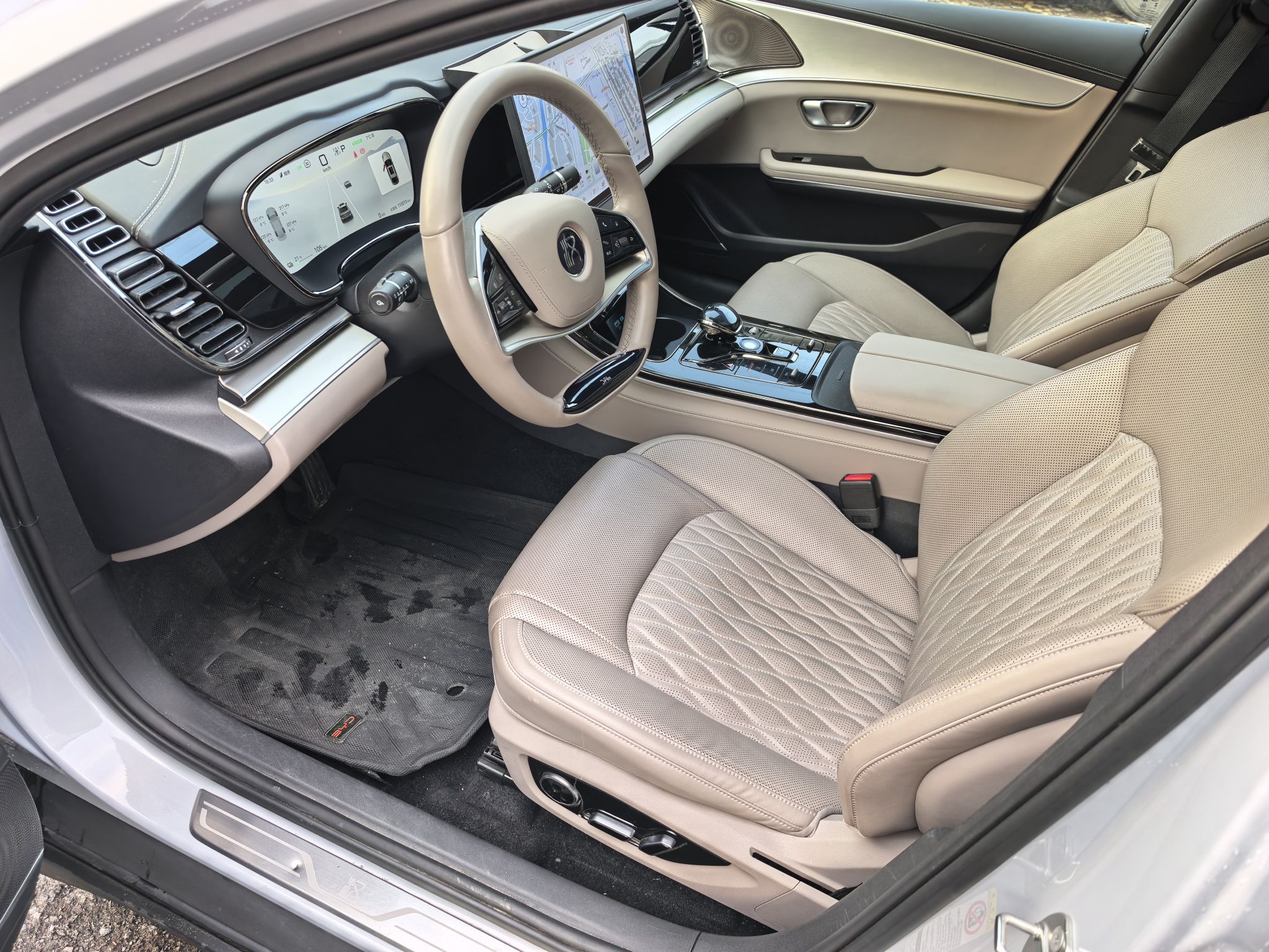 المقاعد الأمامية داخل السيارة