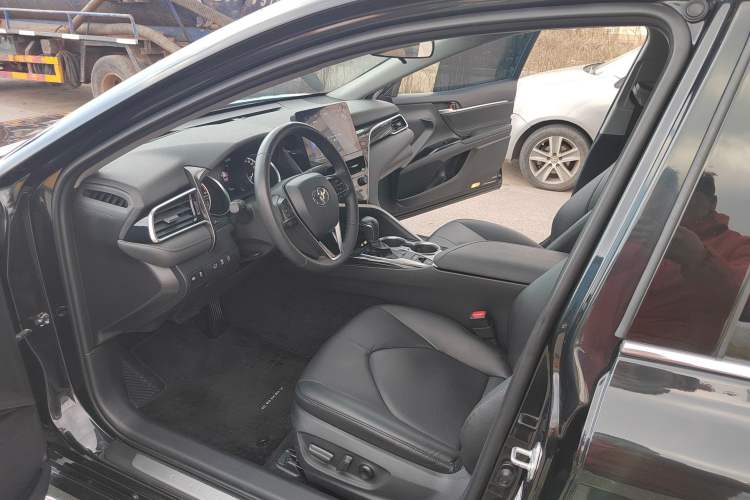 Used Toyota Camry 2023 2.0G Luxury Edition Interior 6