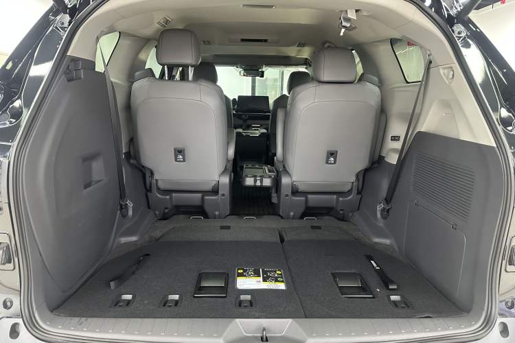 Used Toyota Granvia 2024 2.5L Hybrid Comfort Edition