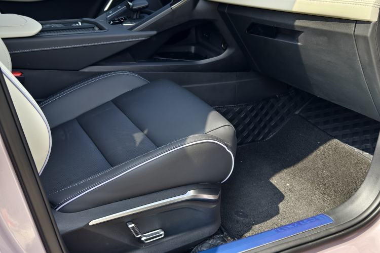 Used Lynk & Co 06 2023 Remix 1.5T Shero Right Front Seat