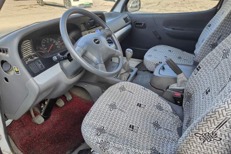 Used Jinbei Hiace 2018 2.0L Fifth-Generation Box Truck Standard Roof 2 Seats 4G19