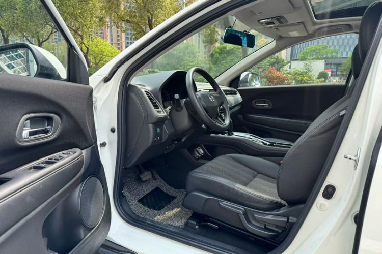 Used Honda Vezel 2016 1.8L CVT Front-Wheel Drive Pioneer Edition Interior 2