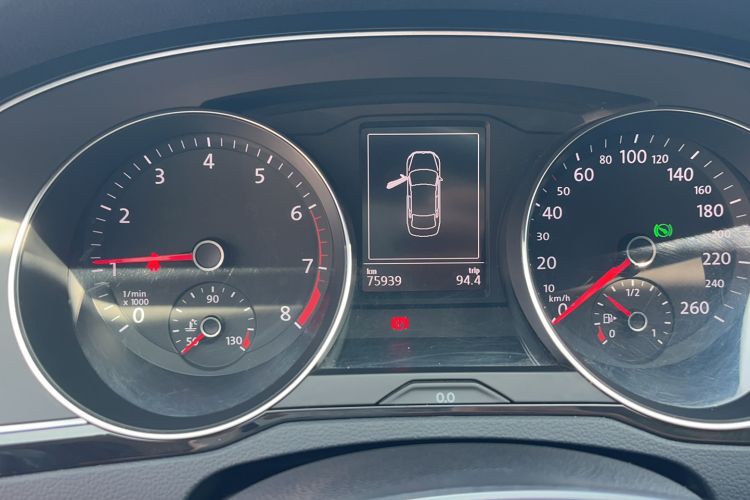 Used Volkswagen Magotan 2018 330TSI DSG Advanced Model Odometer Close Up