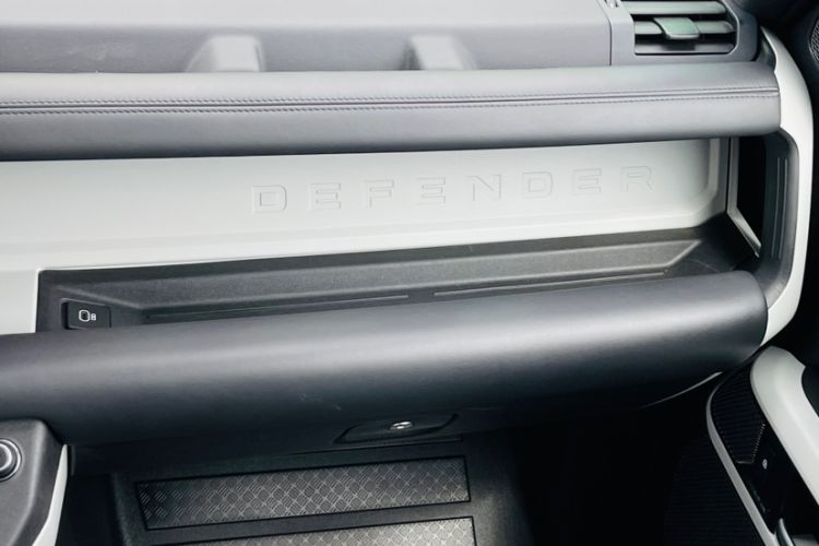 Used Land Rover Defender 2023 Facelift 90 3.0T P400 XS Interior 11