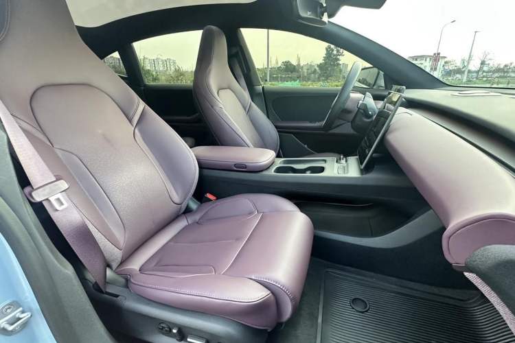 Used Nio ET5 2024 75 kWh Right Front Seat