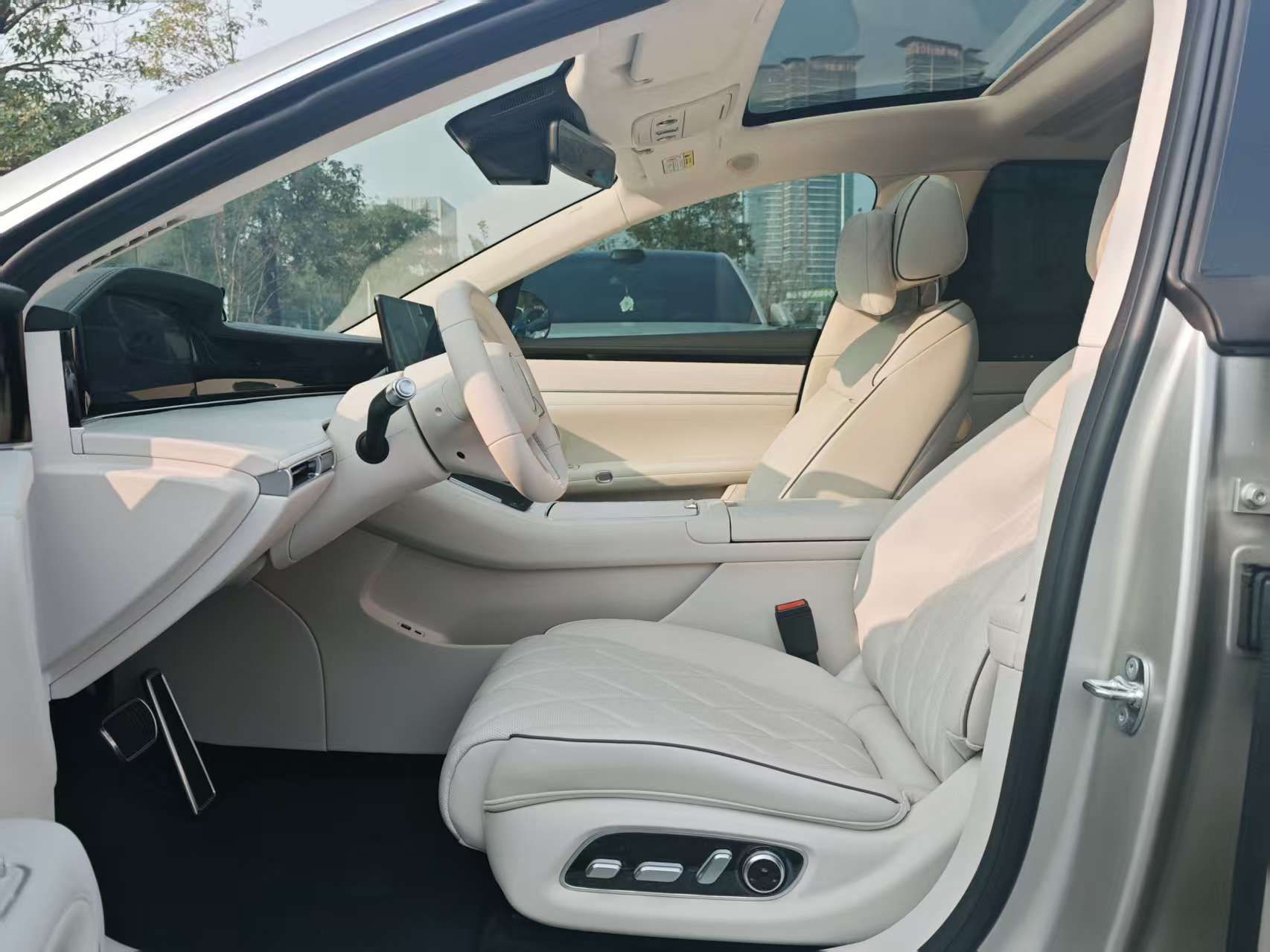 Переднее сиденье в автомобиле