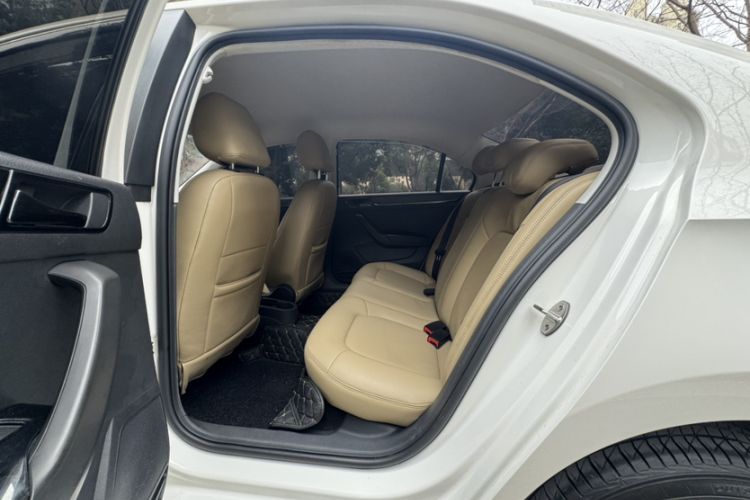 Used Skoda Rapid 2018 1.6L Manual Standard Edition Interior 7