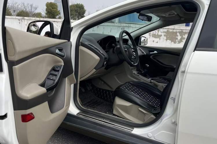 Used Ford Focus 2012 Sedan 1.6L Manual Fashion Edition
