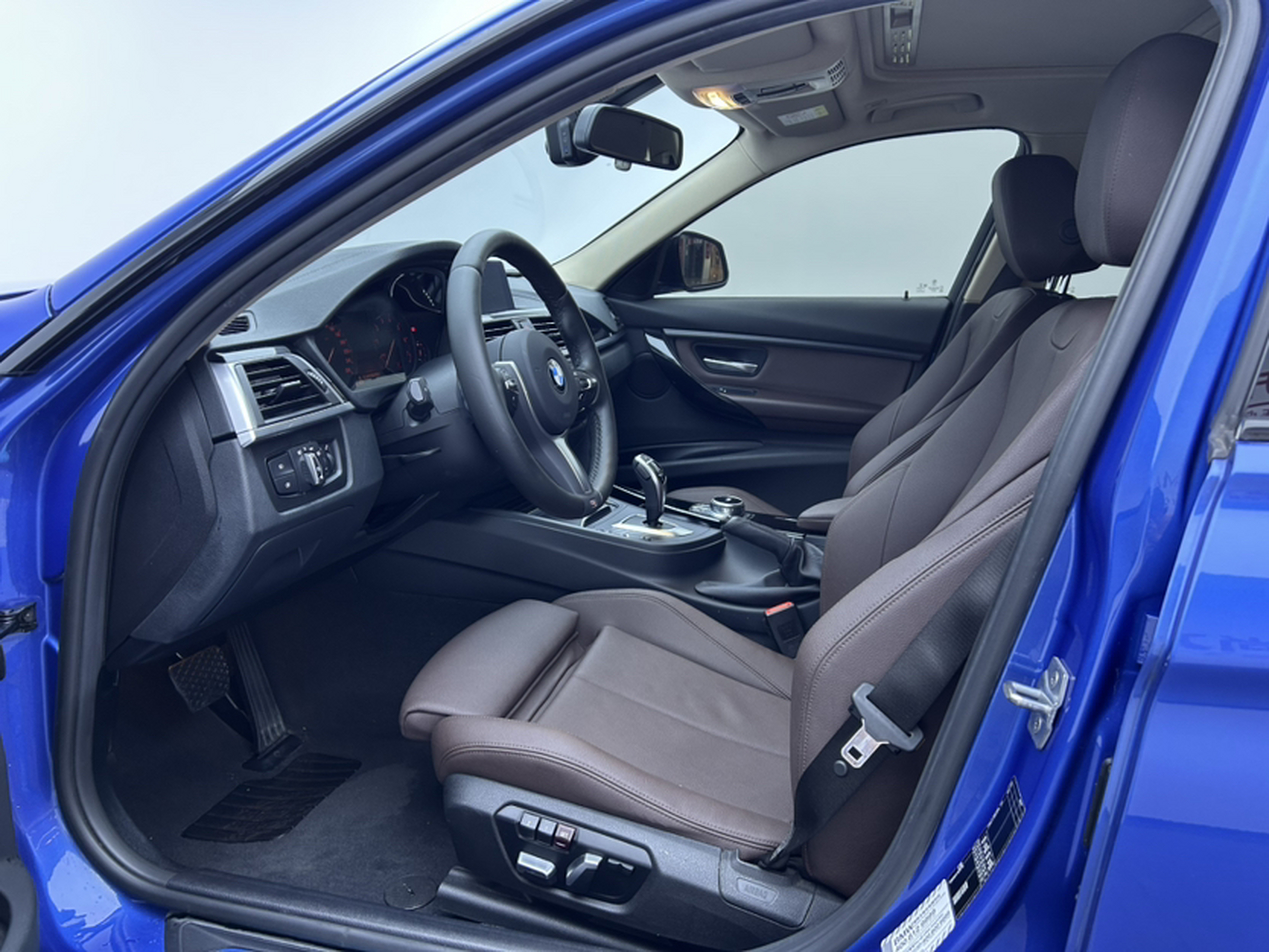 Vordere Reihe im Auto