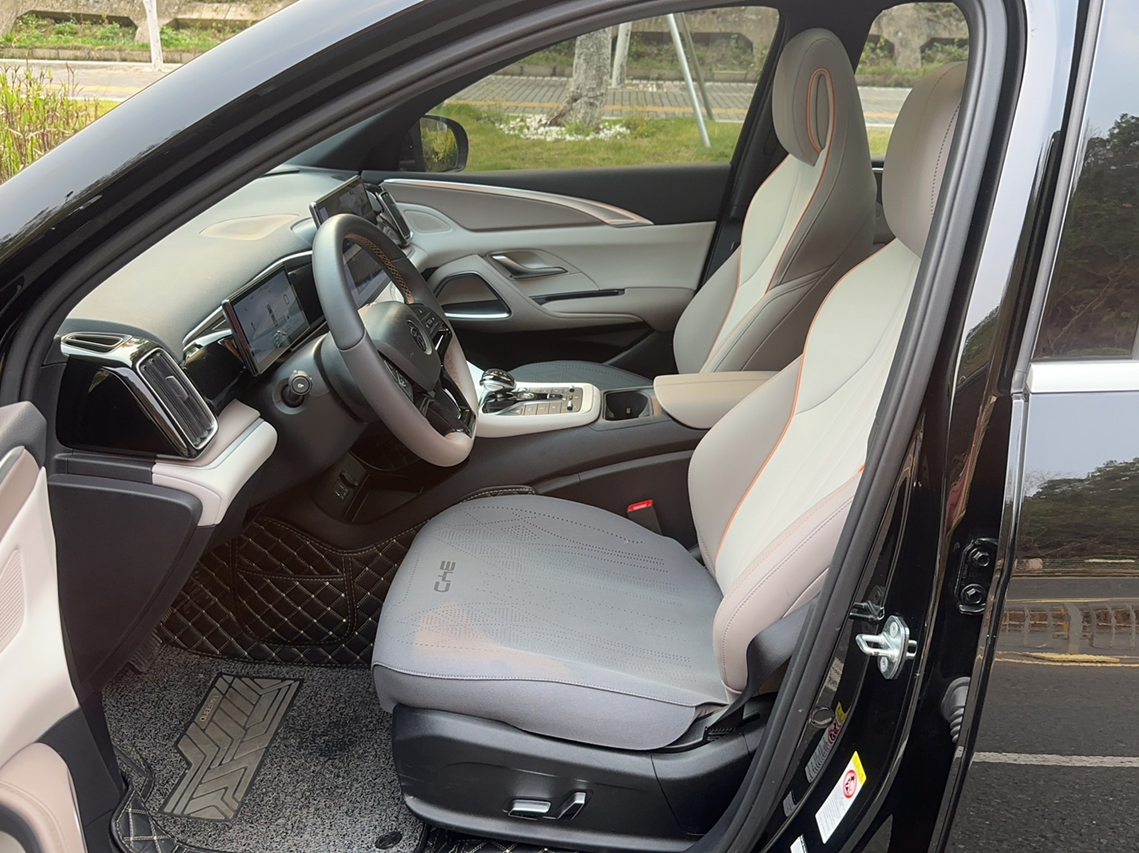 Переднее сиденье в автомобиле