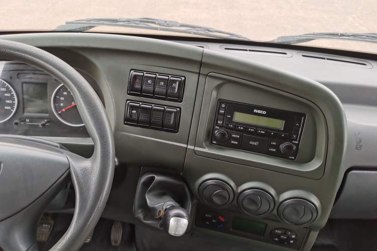 Used Iveco Power Daily 2017 2.5T Classic A32 Mid-Roof 6-7 Seater Bus 47Z5