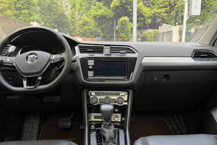 Used Volkswagen Tiguan L 2019 330TSI Automatic Two-Wheel Drive Panoramic Comfort Edition China VI Standard Interior 1