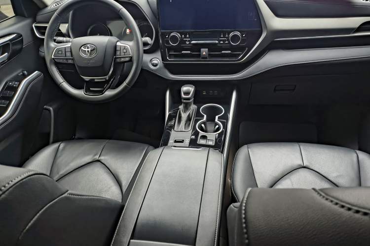 Used Toyota Highlander 2023 2.5L Smart Electric Hybrid Dual-Engine Four-Wheel Drive Prestige Version – 7 Seats Interior 1