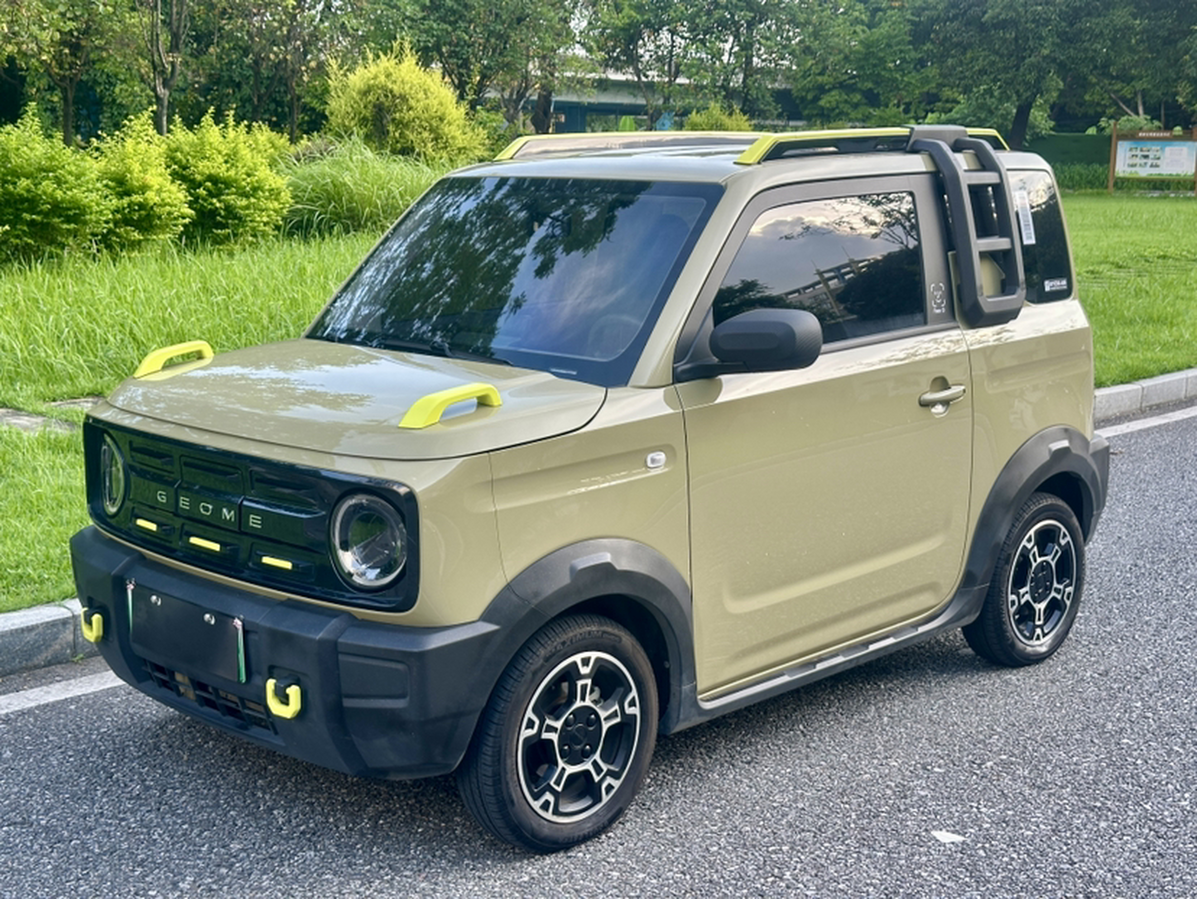 Unter der Vorderseite des Autos