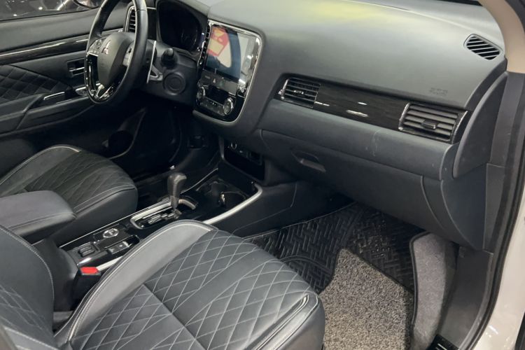 Used Mitsubishi Outlander 2020 2.4L 4x4 Zhi Xiang Edition 7-Seater