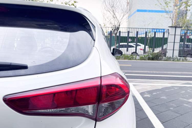 Used Hyundai Tucson 2015 1.6T Dual-Clutch Two-Wheel-Drive Smart Model Exterior 9