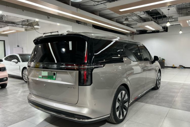 Used Volvo EM90 2025 Ultra Six-Seater
