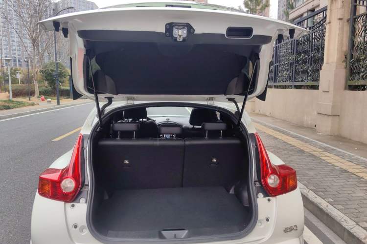 Used Infiniti ESQ 2014 1.6L Luxury Edition Trunk