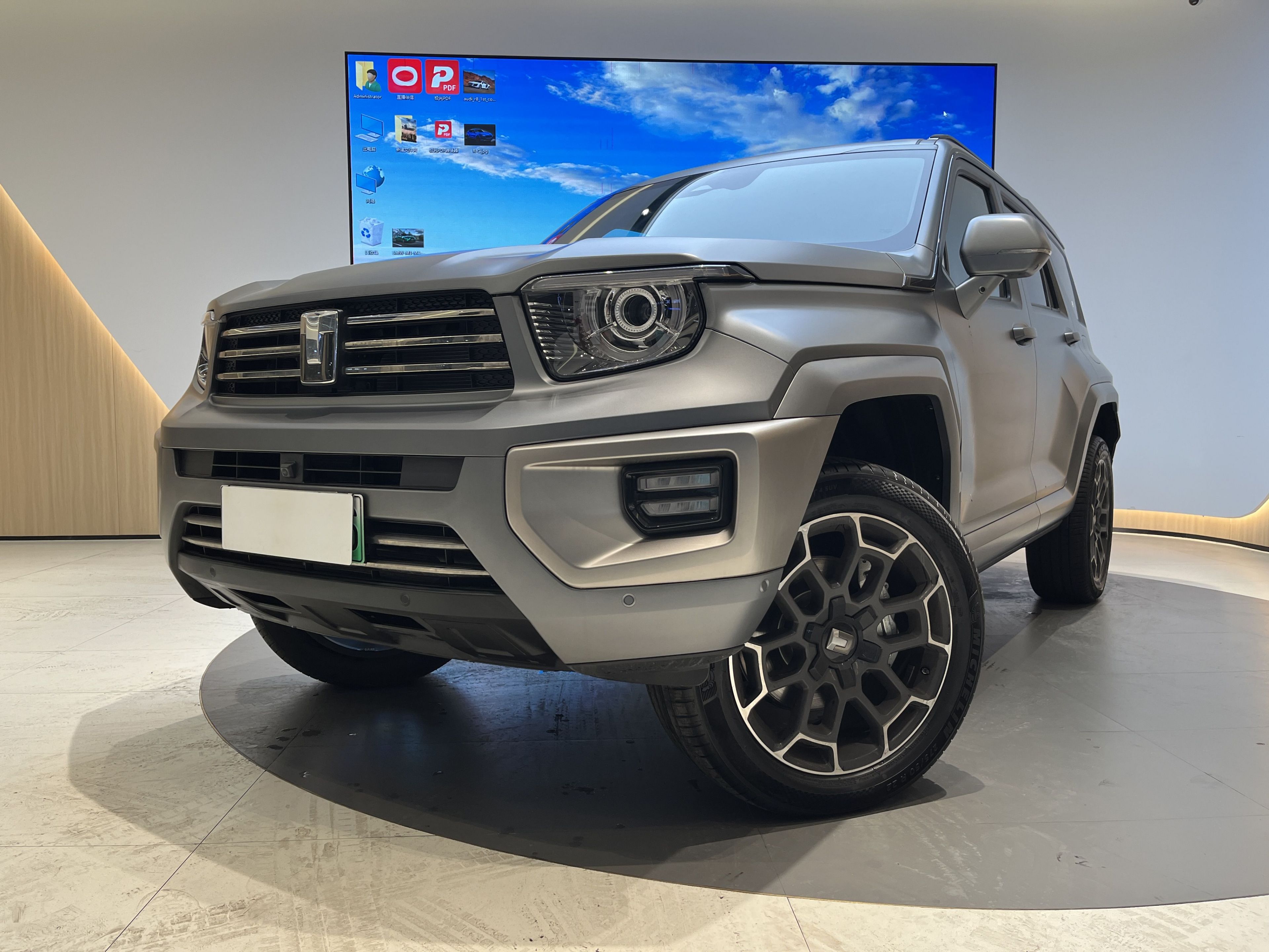 Под передней частью автомобиля