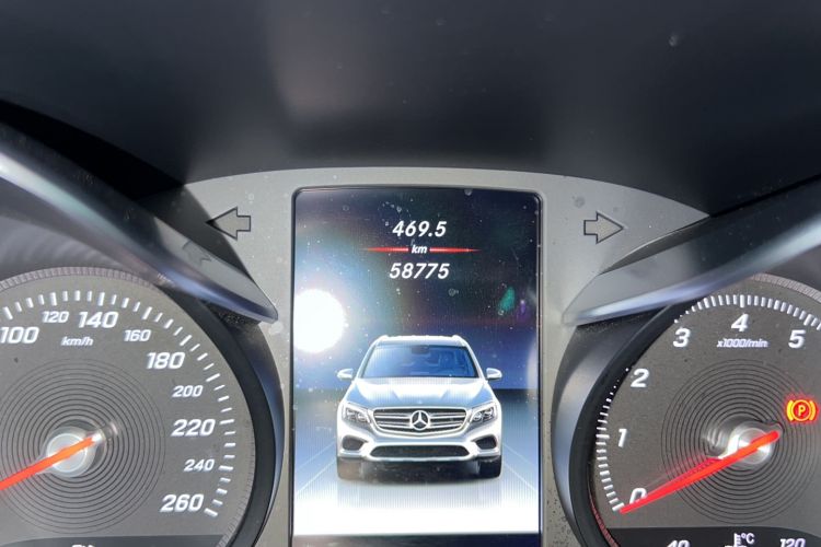 Used Mercedes-Benz GLC 2019 GLC 260 L 4MATIC Dynamic Model Odometer Close Up