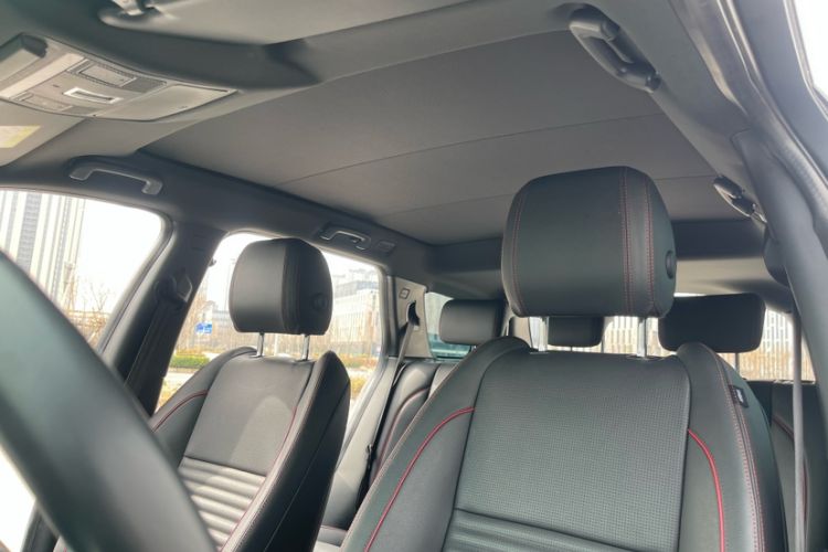 Used Land Rover Discovery Sport 2020 249 PS R-Dynamic Performance Edition Interior 4