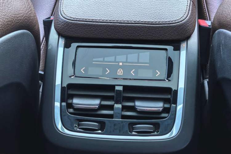 Used Volvo XC90 2019 T6 Zhiyi Edition 7-Seater China VI Standard Interior 4