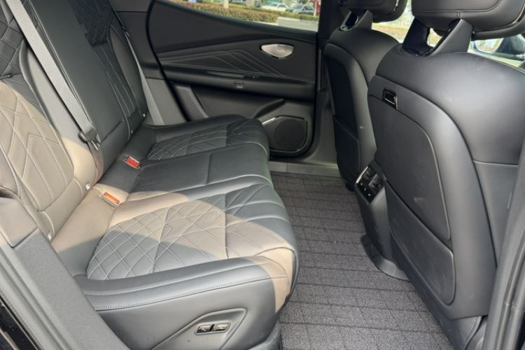 Used Lynk & Co 10 EM-P 2025 Model 120 Four-Wheel Drive Ultra Interior 2