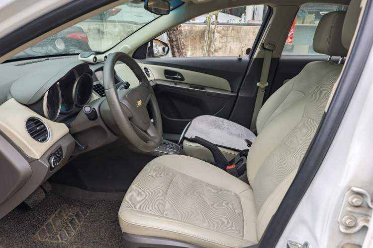 Used Chevrolet Cruze 2015 1.5L Classic SE AT Interior 1