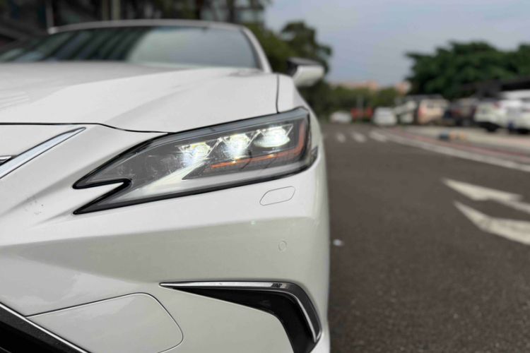 Used Lexus ES 2020 300h Deluxe Edition
