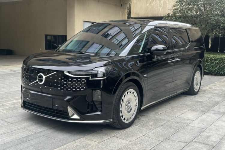 Used Volvo EM90 2025 Ultra Six-Seater