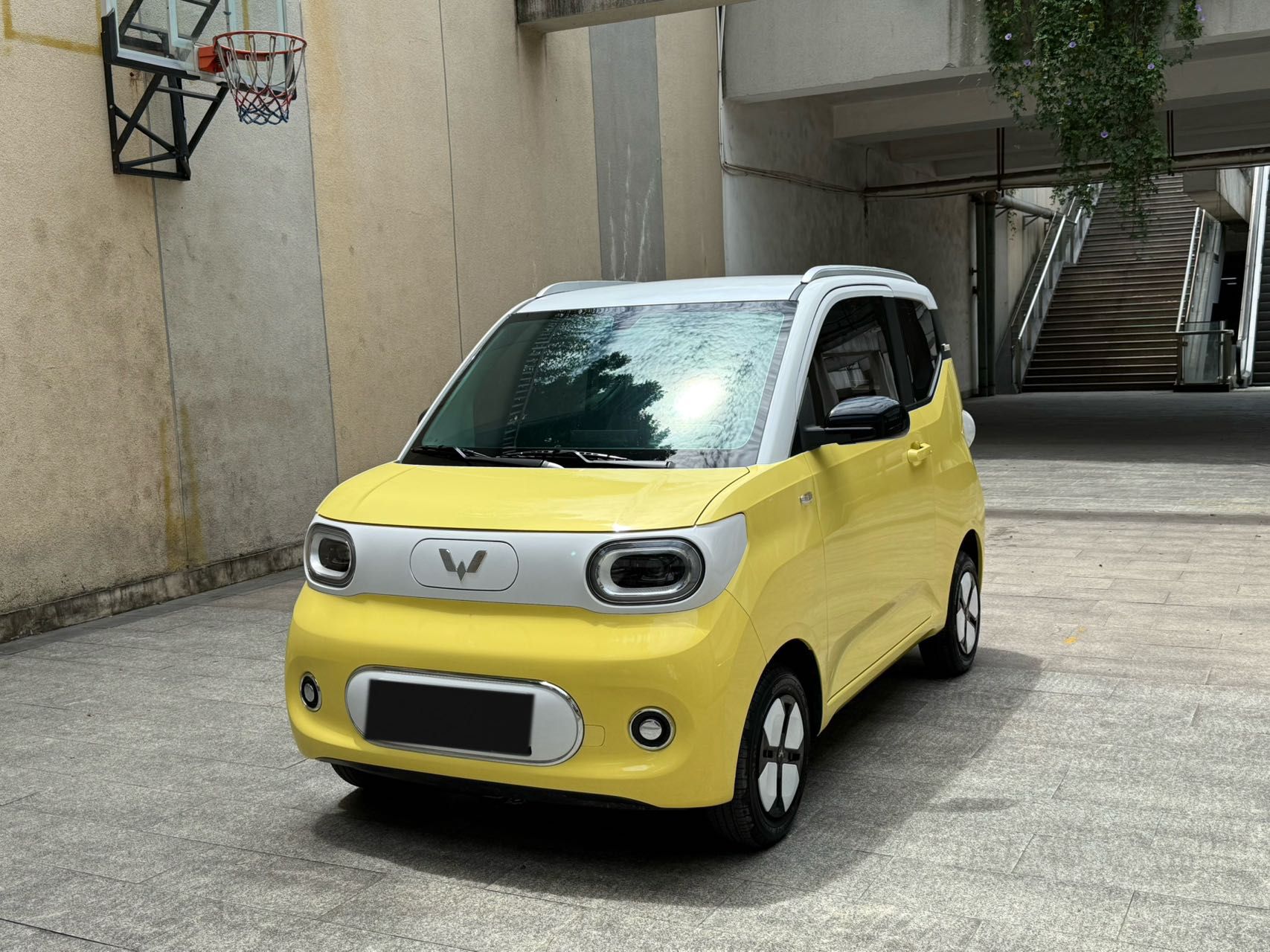 Под передней частью автомобиля