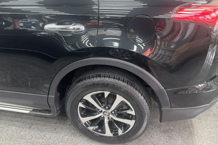 Used Toyota RAV4 2016 2.0L CVT Two-Wheel Drive Fashion Edition China V Standard
