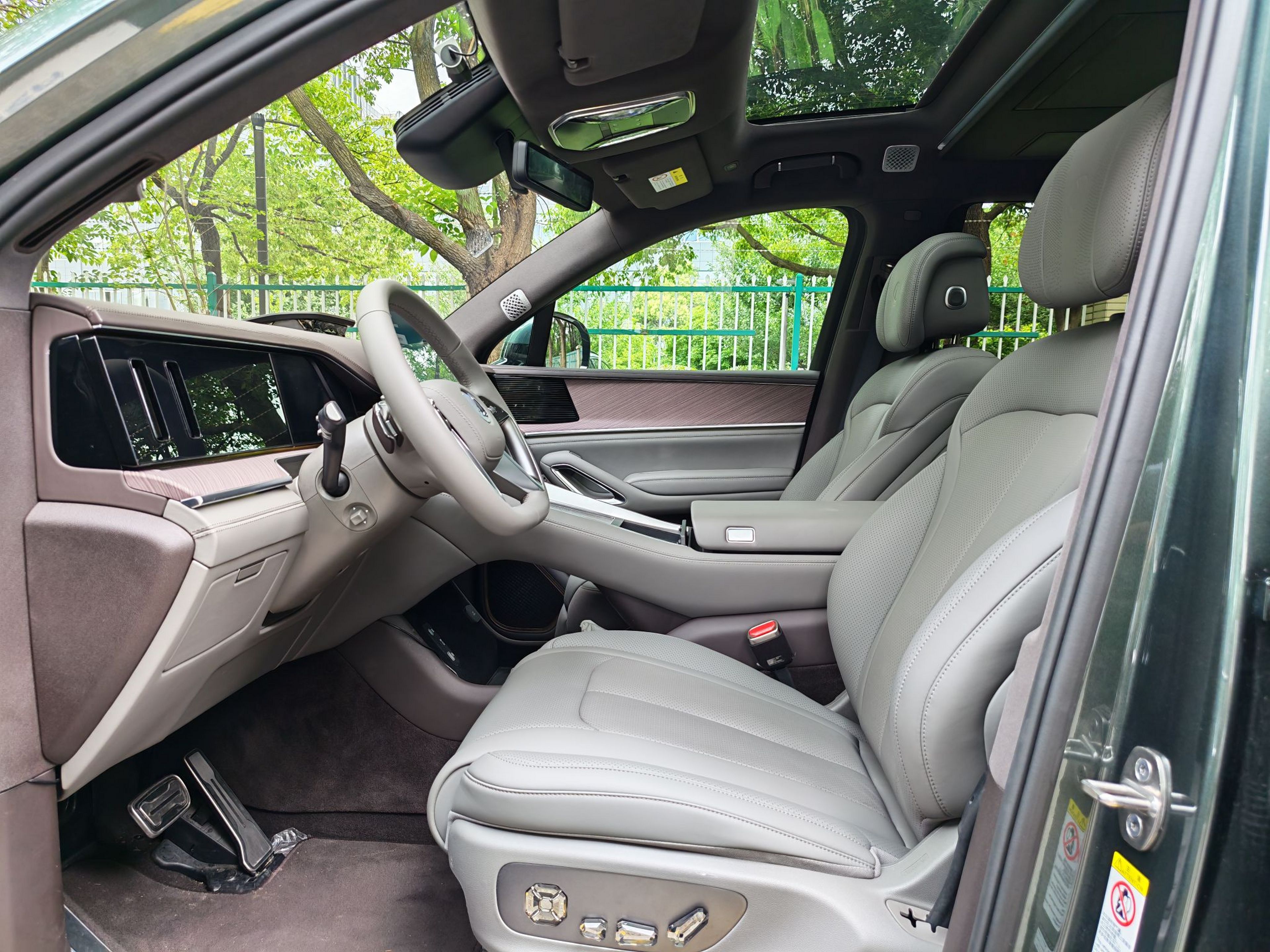 Vordere Reihe im Auto