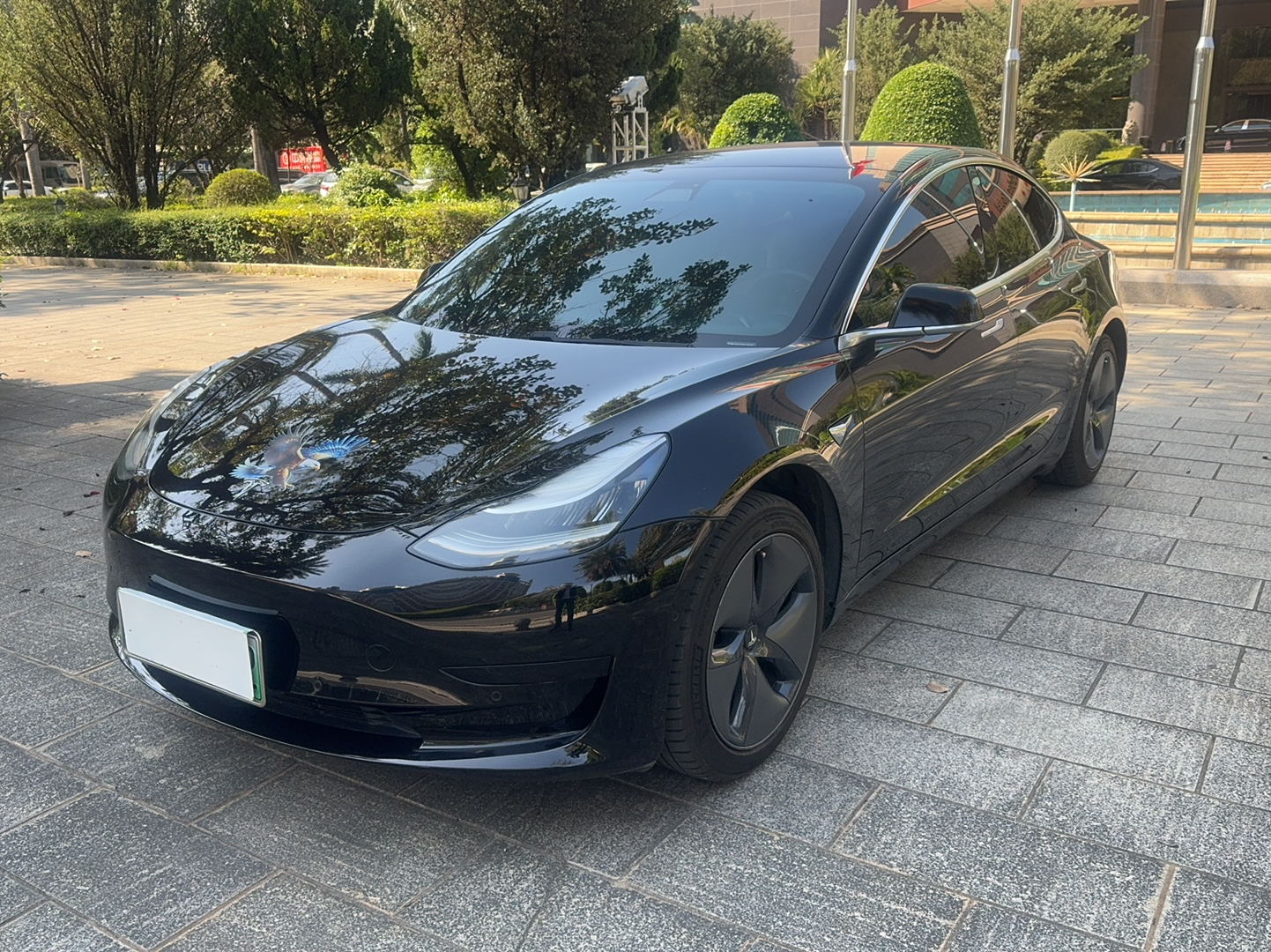 Под передней частью автомобиля