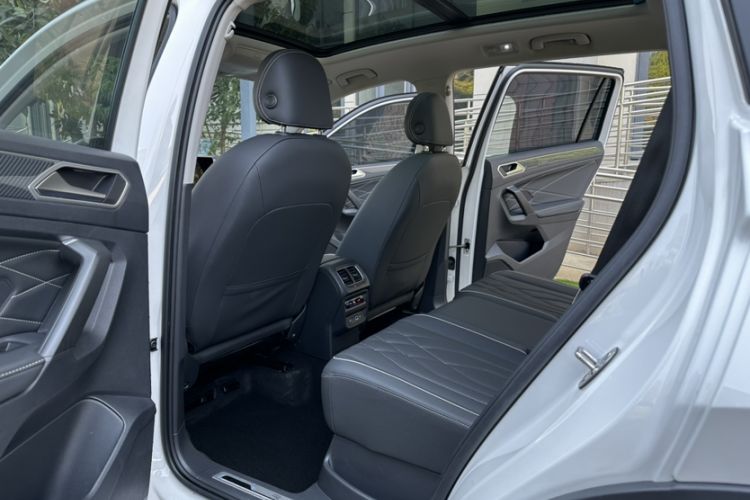 Used Volkswagen Tiguan L 2022 330TSI Automatic Two-Wheel Drive R-Line Enhanced Edition Interior 6