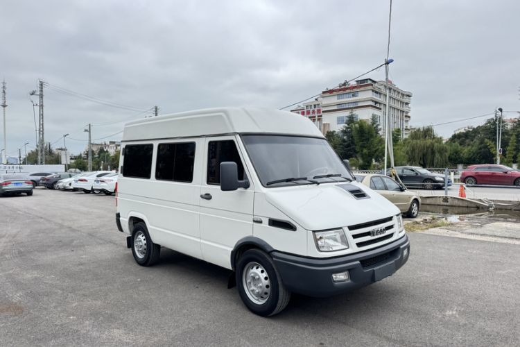 Used Iveco Daily 2017 2.5T A35 Low-Roof 5-7 Seater Passenger Van 47Z5
