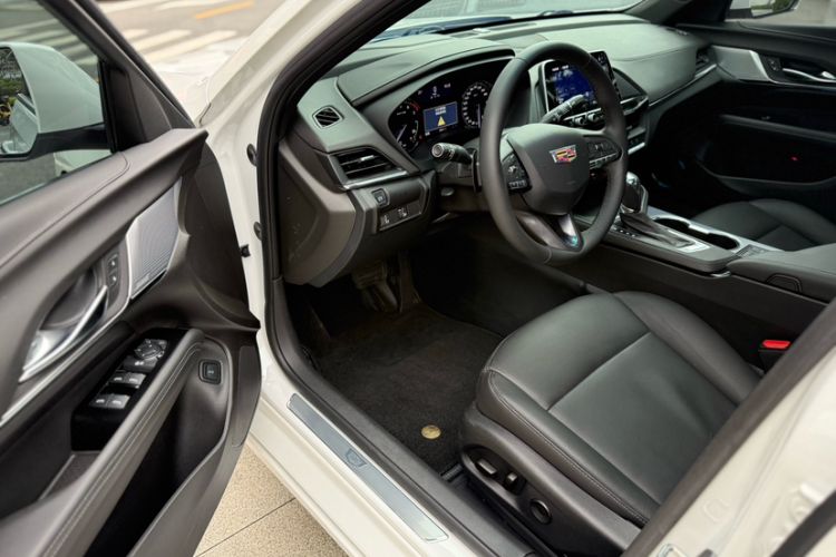 Used Cadillac CT4 2023 25T Luxury Model Interior 3