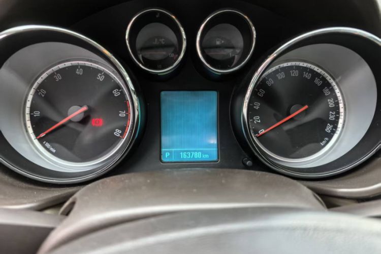 Used Buick Regal 2015 2.0L Leading Fashion Edition Odometer Close Up