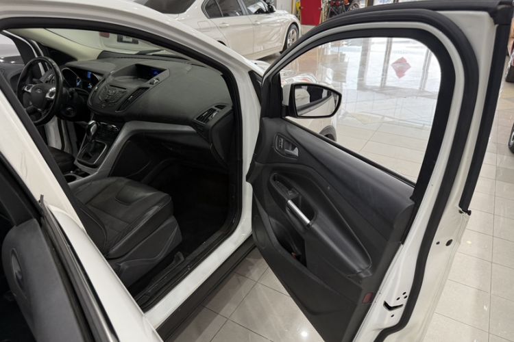 Used Ford Kuga 2013 1.6L GTDi Two-Wheel-Drive Trend Model Interior 3