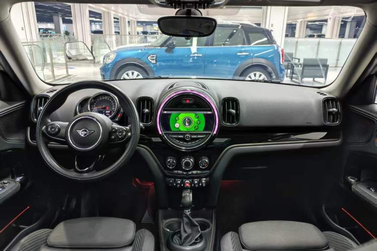 Used MINI Countryman 2018 1.5T COOPER ALL4 Classic Edition Interior 2