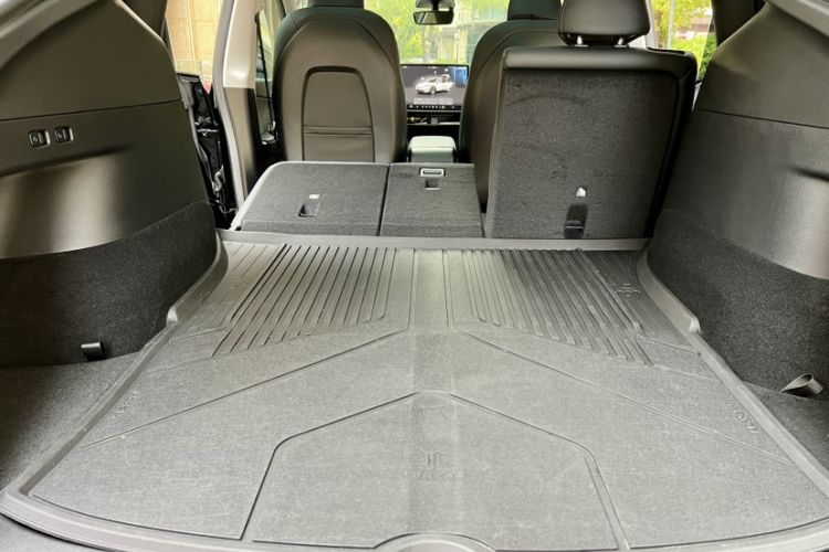 Used Tesla Model Y 2023 Rear-Wheel-Drive Version Interior 8