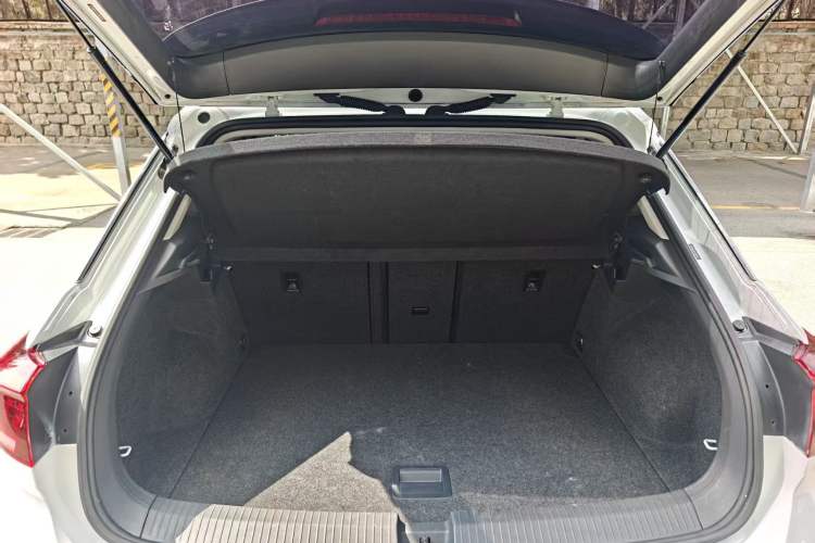 Used Volkswagen T-ROC 2018 230TSI DSG Two-Wheel Drive Advanced Version China V Standard Interior 10